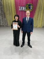 Награды Управления ЖКХ Калининского муниципального района вручил начальник управления Антон Соболев