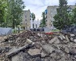 По распоряжению главы Калининского района Валерия Лазарева благоустраивается территория у памятника «Клятва».