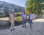 Глава района Валерий Лазарев совместно со своим первым заместителем Татьяной Кузиной проконтролировал ремонт тротуаров на ул. Советская.