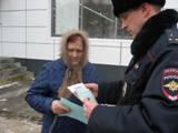 В рамках акции «Осторожно мошенники», сотрудники МО МВД России «Калининский» раздают жителям Калининского и Лысогорского районов Саратовской области информационные памятки 