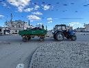 Городские службы убирают мусор.