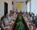Заместитель главы по социальной сфере Ольга Захарова провела совещание с руководителями образовательных организаций района. На повестке – вопросы подготовки к новому учебному году.