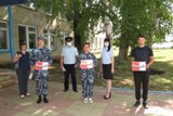 Калининские полицейские вручили выпускникам школы сертификаты о прохождении курса обучения по программе «Юный друг полиции»