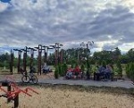 В прошлом году в селе Озёрки, в рамках инициативного бюджетирования, на участке 600 кв.м. было установлено пять спортивных комплексов и девять уличных тренажёров.
