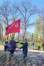 Глава администрации Озёрского МО Алексей Сулейманов передал знамя  Победы главе администрации Казачкинского МО Николаю Агафонову