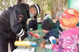 Дорожные полицейские провели для детсадовцев мастер-класс по изготовлению фликеров