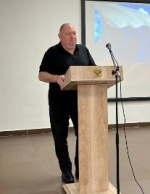 Главный врач районной больницы Михаил Татарский выступил с докладом перед родителями на районном родительском собрании и рассказал о мерах поддержки студентов-целевиков и молодых медицинских специалистов.