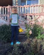 Сегодня сотрудники управления ЖКХ вручили Благодарственное письмо администрации Калининского района за озеленение, цветочное оформление и содержание в образцовом порядке придомового участка семье Мягковых.