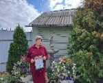 Сегодня сотрудники управления ЖКХ вручили Благодарственные письма администрации Калининского района за озеленение, цветочное оформление и содержание в образцовом порядке придомовых участков хозяевам домовладений г. Калининска.