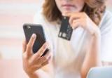 После общения с незнакомцем женщина осталась с кредитом и без денег