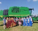 Сегодня самодеятельные артисты 3 - Александровского и Широко -Уступского СДК подарили труженикам полей концертную программу "Каждую крошку в ладошку".