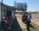 Артисты Центра творчества и досуга подарили хлеборобам села Казачка концертную программу.