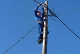 Обязан ли я при замене прибора учета электроэнергии приобретать за свой счет электрические провода от столба до дома? 