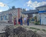 На улицах Первомайской, Коммунистической и Коммунистическом переулке – дорогах регионального значения подрядная организация проводит работы по установке бордюров.