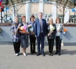 Председатель Совета женщин Калининского района Зоя Павлова поздравила выпускников СОШ №2 с последним звонком