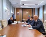 Сегодня в Москве встретился с Министром строительства и ЖКХ РФ Иреком Файзуллиным. Обсудили реализацию национальных проектов и государственных программ, инициированных Президентом РФ Владимиром Путиным.