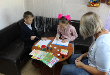 В КЦСОН Калининского района реализуется программа подготовки несовершеннолетних детей к обучению в школе «Тропинка к школе».
