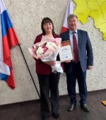 Глава района Валерий Лазарев поздравил с днем рождения начальника управления финансов района — Екатерину Ильяшенко