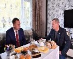 Во время поездки в Калининский район Роман Бусаргин уже по традиции пообщался с участником специальной военной операции и его супругой.