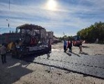 Подрядная организация  ТС «Строй» приступила к укладке асфальтобетонного покрытия на улице Советской в городе Калининске.