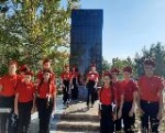 Юнармецы отряда "Барс" привели в порядок территорию мемориала "Братская могила"  Восьмиклассники с честью пронесли почетную "Вахту памяти". Ребята вспоминали страшные события Великой Отечественной войны, подвиг воинов-земляков и тружеников тыла.  Память п