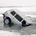 АВТОТРАНСПОРТУ НЕ МЕСТО НА ЛЬДУ