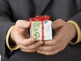 Вопрос: Как отличить подарок от взятки?