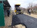 В рамках реализации региональной программы по развитию дорожной сети, в п. Песчанный и п. Согласный, подрядчиком ООО «Серпантин» ведется укладка асфальтового покрытия.
