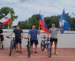 Стартовав с Центральной площади любители велосипедного спорта и бега, воспитанники Детско- юношеской спортивной школы с российскими флагами в руках прошествовали по улицам города и финишировали на ФОКОТе.