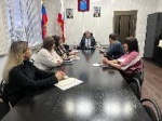 ⚡️Встретился с молодой семьёй, которая планирует переехать в город Калининск на постоянное место жительства и начать трудовую деятельность в Калининском районе.  