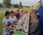 В один из августовских вечеров жители села Колокольцовка, а именно жители улицы Заречной, встретились за чашкой, за нехитро собранным столом под открытым небом. Главная тема, которую обсудили соседи - ремонт внутрипоселковой дороги.