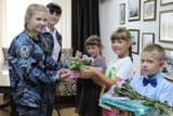  В КЦСОН Калининского района торжественно вручили наборы для первоклассников