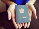 Вопрос: Как уволиться и получить трудовую книжку, если в период декретного отпуска работодатель прекратил деятельность по юридическому адресу, а сведения о новом адресе не внес в реестр юридических лиц налоговой службы? 