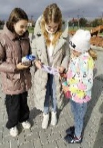 Центральный парк города является идеальным местом для прогулок в любое время года. Повысить«осеннее» настроение пешеходам удалось работникам центральной библиотеки. 