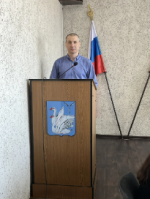 Начальник управления ЖКХ Антон Соболев выступил с докладом на публичных слушаниях 