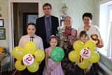 Сотрудники КЦСОН Калининского района поздравили тружениц тыла с Международным женским днем