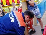 В Балакове спасатели помогли ребенку вытащить колено из фрагмента детской площадки 