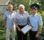 В Калининске представители полиции и общественники поздравили с юбилеем бывшего коллегу