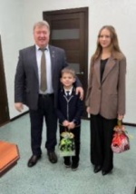 Главу района поздравили учащиеся средней школы №1 — Матвей Романов и Милана Беднова. 