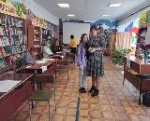 До окончания голосования на выборах остается менее часа. На избирательных участках продолжают голосовать избиратели.