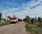 От поворота на элеватор по направлению к бывшему совхозу «Калининский» ведутся работы по благоустройству территории на месте строительства пешеходной зоны.