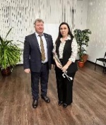 Глава района Валерий Лазарев поздравил  консультанта по обеспечению комиссии по делам несовершеннолетних и защите их прав Екатерину Алексанкину.