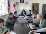 Глава района Валерий Лазарев провел рабочее совещание с представителями подрядных организаций, которые приступают к обновлению систем жизнеобеспечения нашего района
