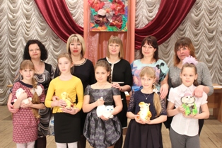 Весенний праздник «Дочки – матери» Весенний праздник «Дочки – матери»