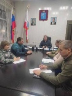 Глава района Валерий Лазарев в связи с затяжной метелью на территории Калининского района провёл заседание оперативного штаба