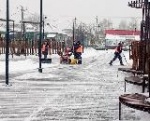 В первую неделю нового года возобновились снегопады. Служба административно- хозяйственного обслуживания регулярно проводит уборку снега в городе. 