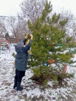 Школьники села Свердлово нарядили елки в Центральном парке.
