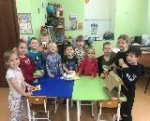 Воспитанники детского сада «Почемучка» подготовили для птиц, остающихся на зимовку в городе, лакомства.