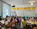 Сотрудники Госавтоинспекции отдела полиции "Калининский" встретились с детьми и разъясняют им необходимость соблюдения правил дорожного движения.