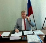 Провёл прямую телефонную линию с жителями района.